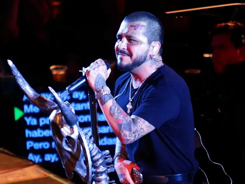 Un público eufórico recibió a Christian Nodal en el palenque de la Feria de Puebla.