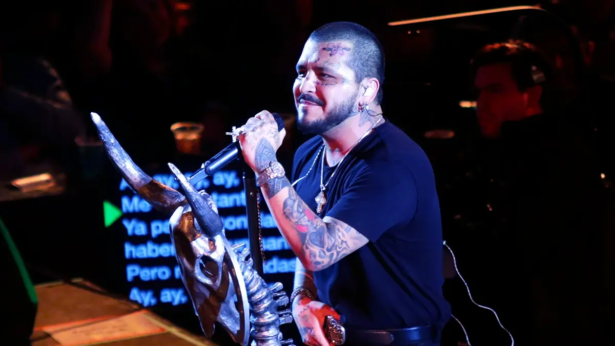 Un público eufórico recibió a Christian Nodal en el palenque de la Feria de Puebla.