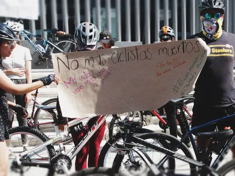 Ciclistas se manifiestan en la Fiscalía de Puebla, piden justicia para Agustín