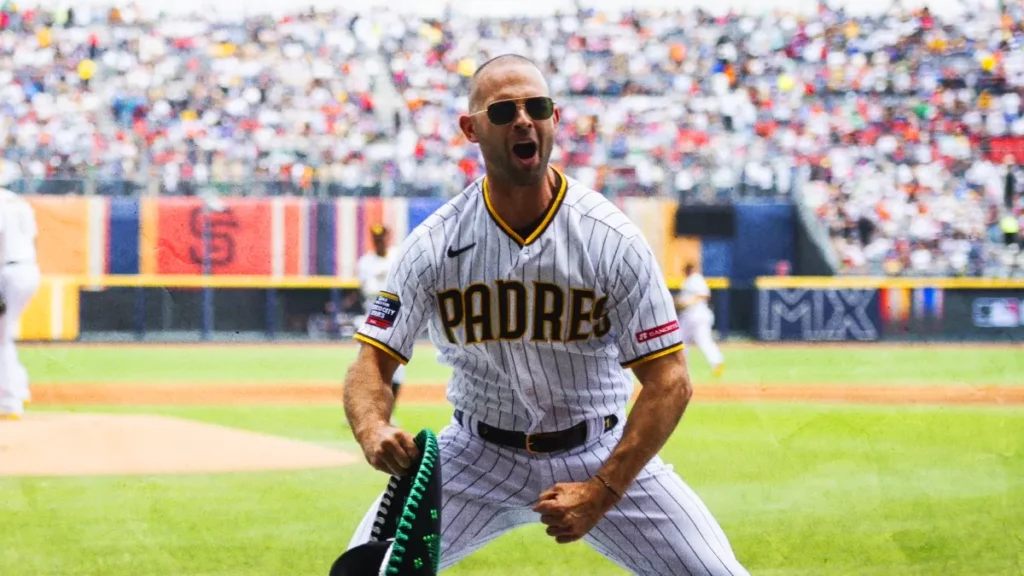 Padres viene de atrás y vence a Gigantes en la MLB México City Series.