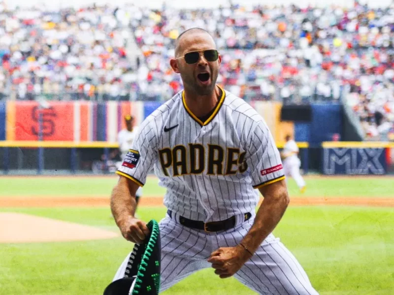 Padres viene de atrás y vence a Gigantes en la MLB México City Series.