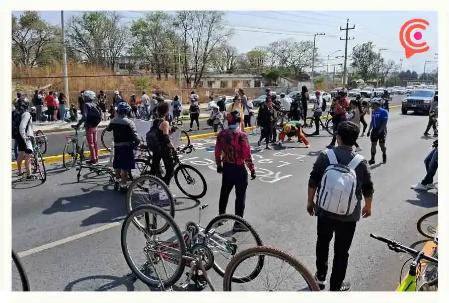Ciclistas colocan bicicleta blanca en la Recta a Cholula en memoria de Agustín