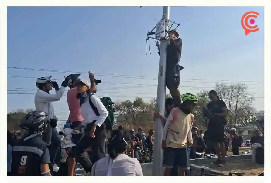 Ciclistas colocan bicicleta blanca en la Recta a Cholula en memoria de Agustín