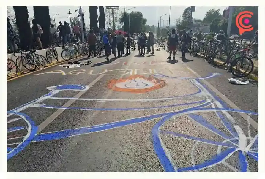 Ciclistas colocan bicicleta blanca en la Recta a Cholula en memoria de Agustín
