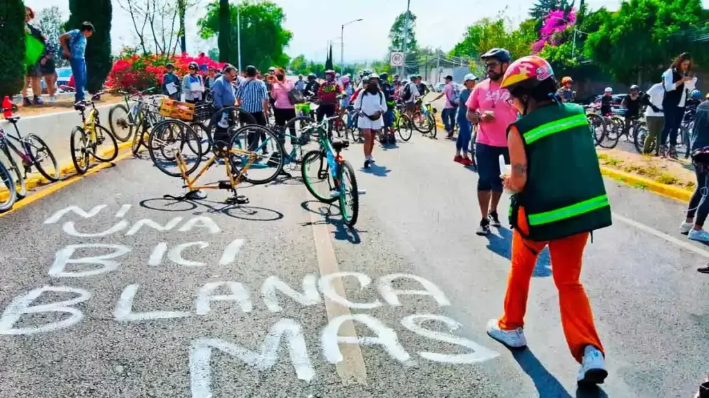 Ciclistas colocan bicicleta blanca en la Recta a Cholula en memoria de Agustín