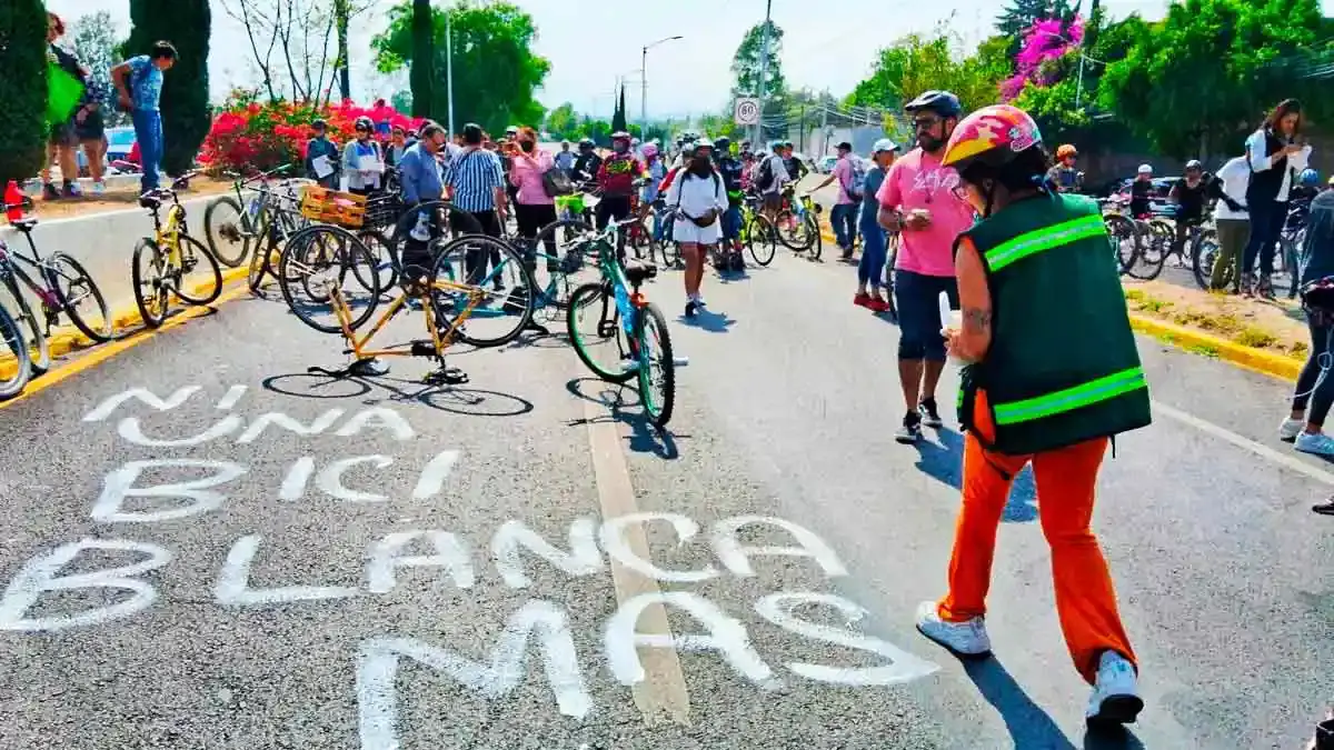 Ciclistas colocan bicicleta blanca en la Recta a Cholula en memoria de Agustín