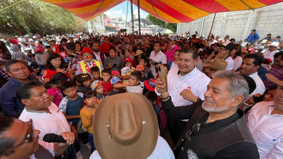 Armenta cumple su palabra con mujeres y niños en Azumiatla