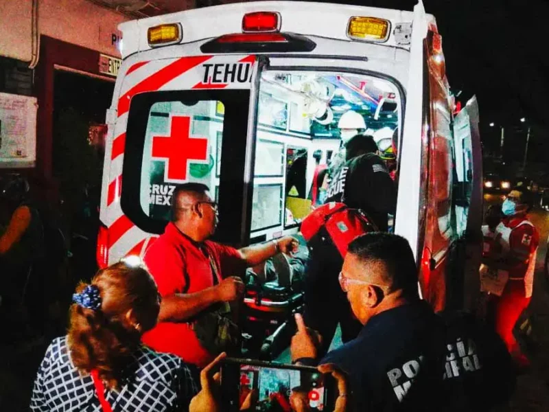 Reportan ocho alumnos intoxicados en escuela de Tehuacán, desconocen qué consumieron