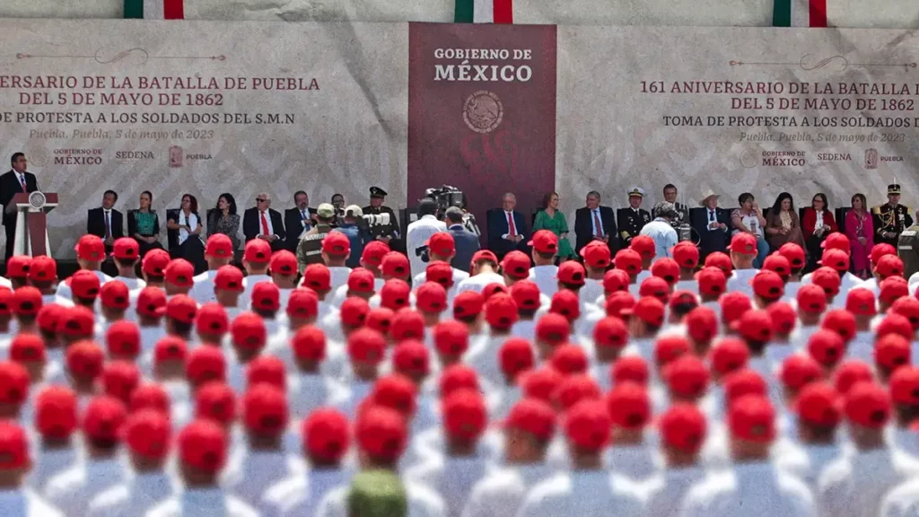 Corcholatas federales se encuentran en el desfile del 5 de Mayo en Puebla