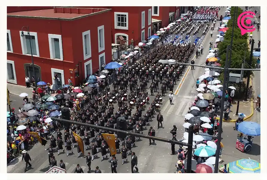 Poblanos disfrutaron el desfile del 5 de Mayo pese a retraso