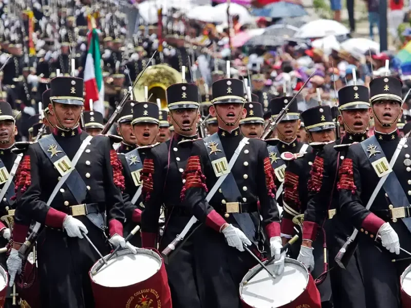 Poblanos disfrutaron el desfile del 5 de Mayo pese a retraso