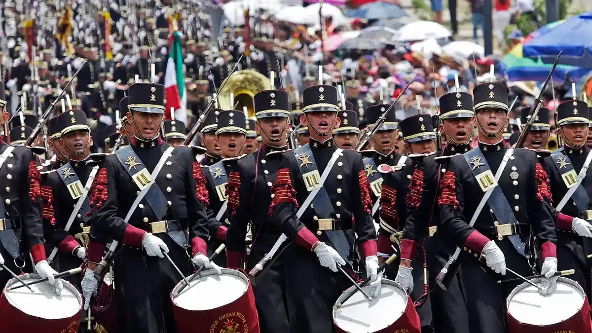 Poblanos disfrutaron el desfile del 5 de Mayo pese a retraso