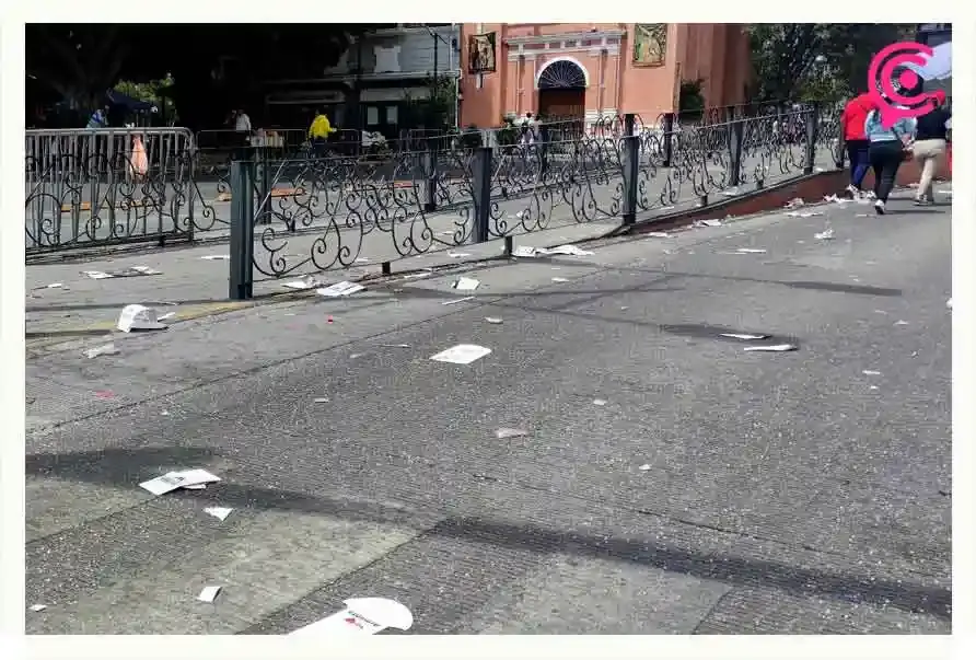 Poblanos dejan llena de basura la calle al término del Desfile del 5 de Mayo