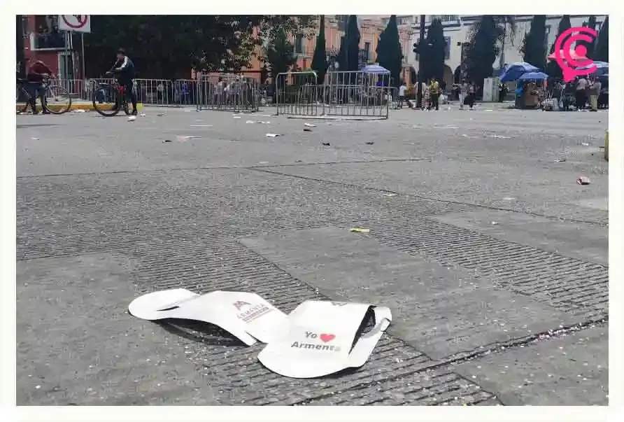 Poblanos dejan llena de basura la calle al término del Desfile del 5 de Mayo