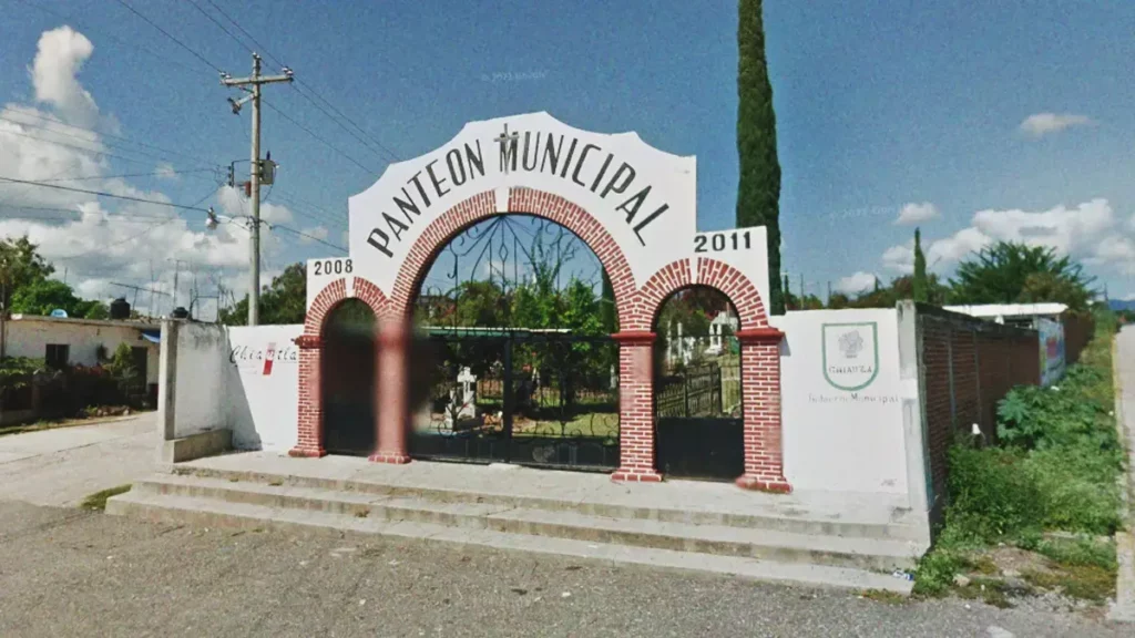 Abandonan cadáver a un costado del panteón de Chiautla de Tapia