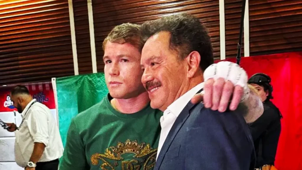 “Nacho” Mier posa con el “Canelo” y luce el cinturón Puebla-Jalisco.