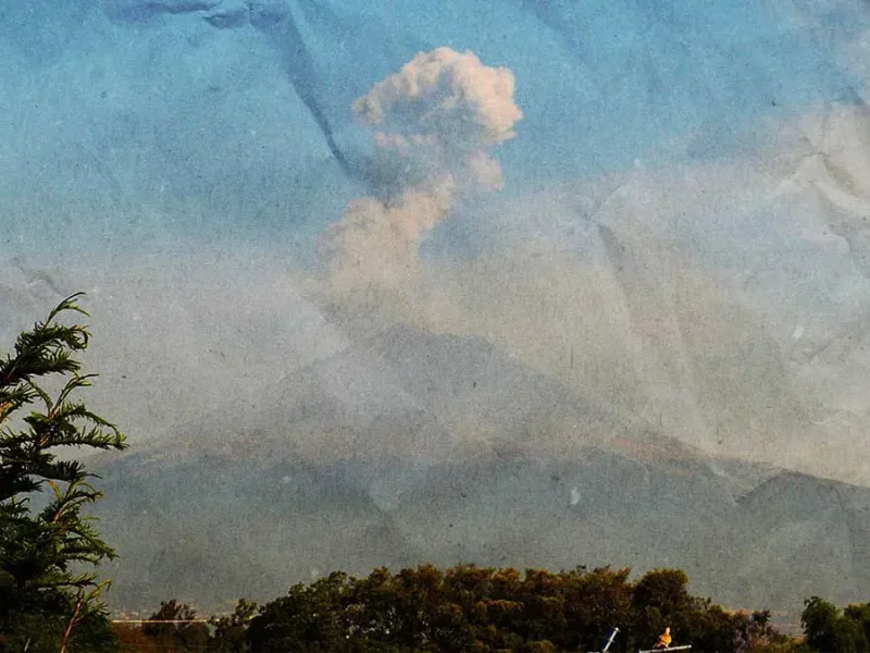 Registra el volcán Popocatépetl dos explosiones durante la madrugada de este domingo.