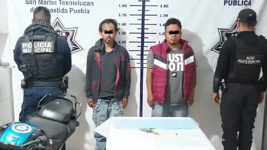 -Seguridad-Publica-de-San-Martin-Texmelucan-detiene-a-dos-presuntos-asaltantes-con-arma-de-fuego-y-motocicleta-con-reporte-de-robo.