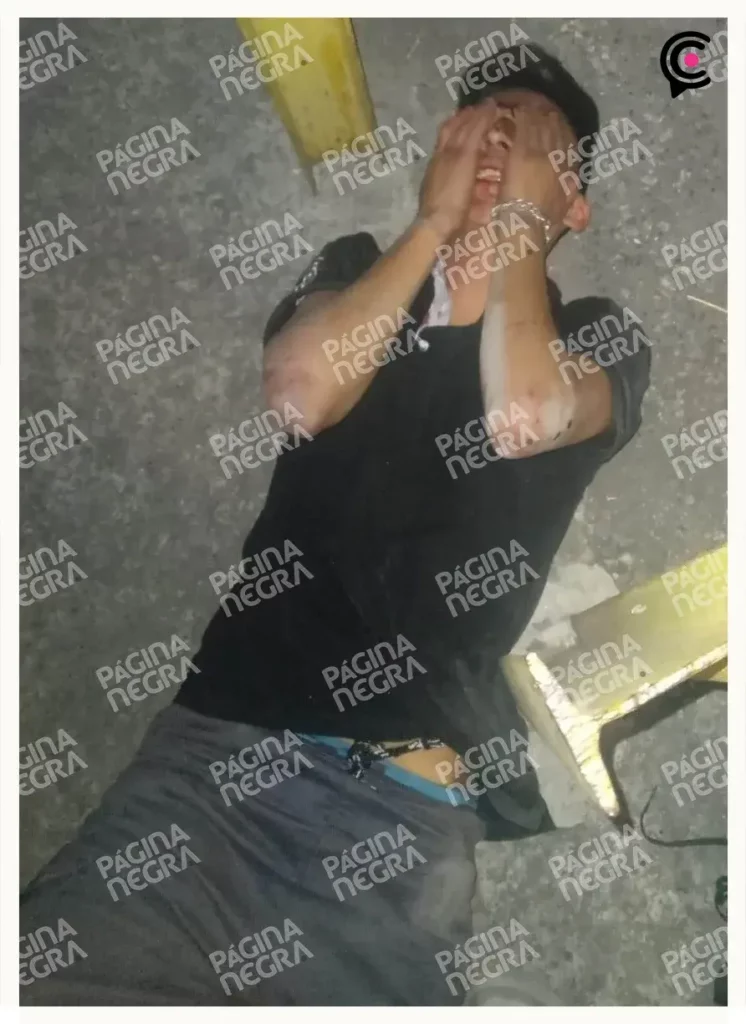 Conductores de taxis ejecutivos detienen y golpean a asaltante de DiDi en Puebla.