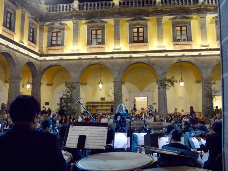 Alan Pingarrón y Lizzi Ceniceros, juntos en un concierto de gala en el Edificio Carolino