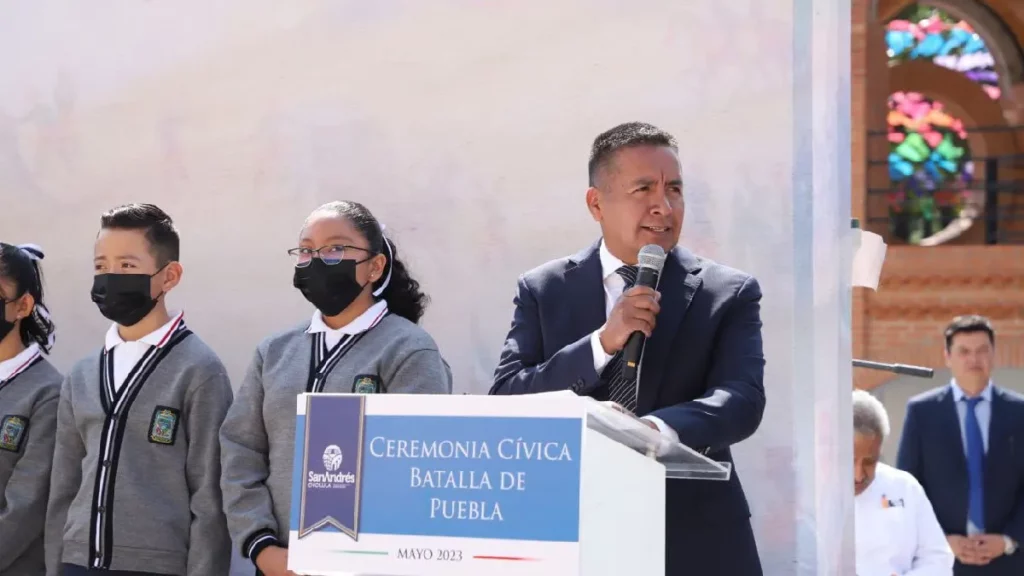 Encabeza Mundo Tlatehui ceremonia cívica del mes de mayo