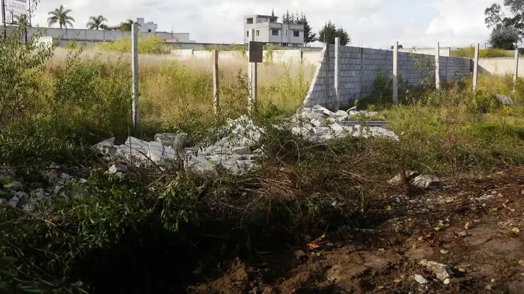 Regidores de Puebla proponen multas de hasta 31 mil pesos por lotes baldíos sucios