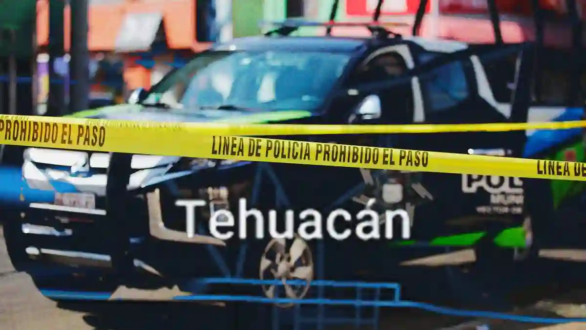 Patrulla y cinta de acordonamiento policial.