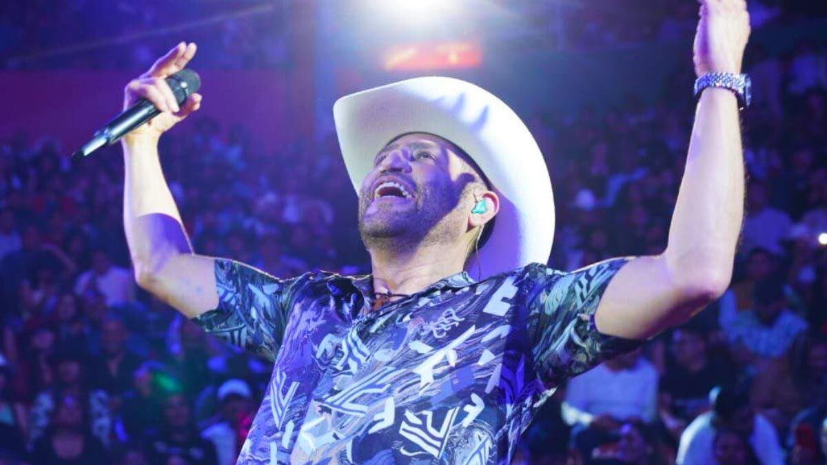 Pancho Barraza sufre aparatoso accidente, pero logra salvar su vida.