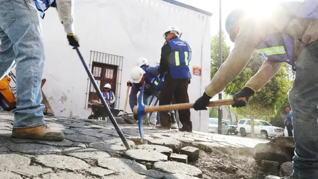 Hallan socavón durante obras de rehabilitación en calles del Centro de Puebla.