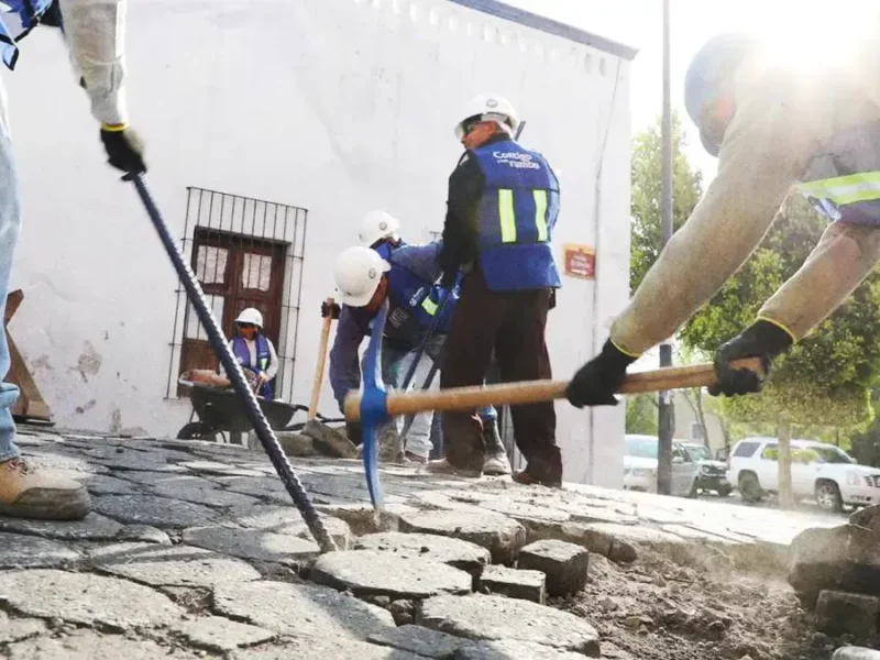 Hallan socavón durante obras de rehabilitación en calles del Centro de Puebla.