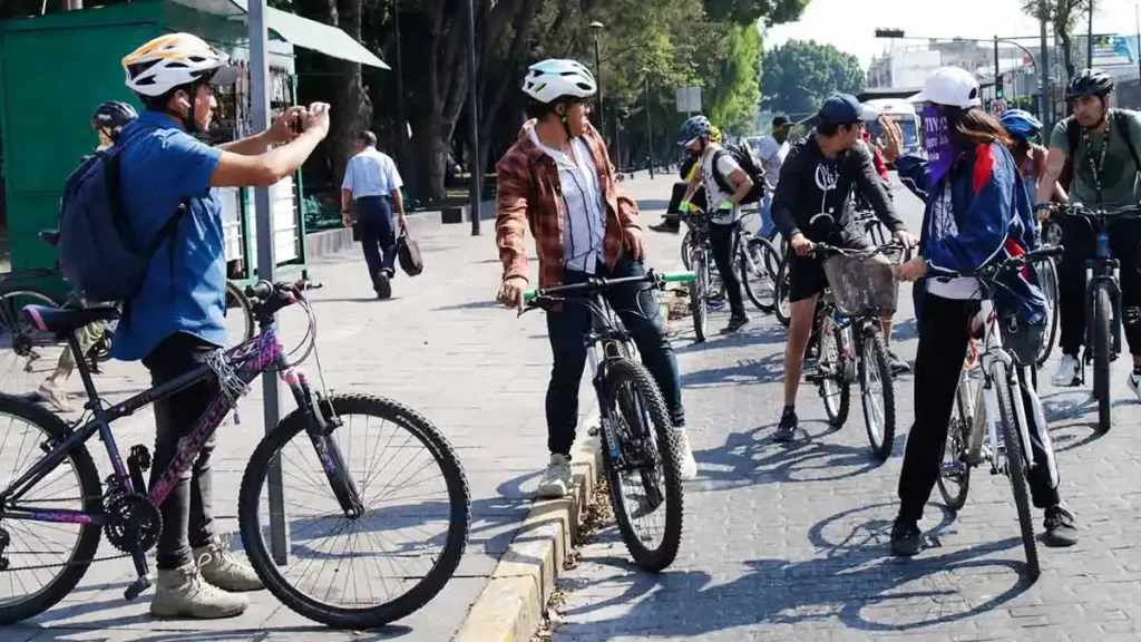 Ciclistas acusan de soborno a la defensa del conductor que los atropelló en Puebla 