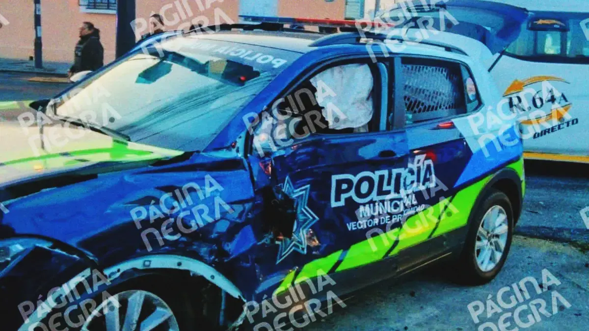 Choque entre ruta y patrulla dejó cinco heridos en el Centro de Puebla.