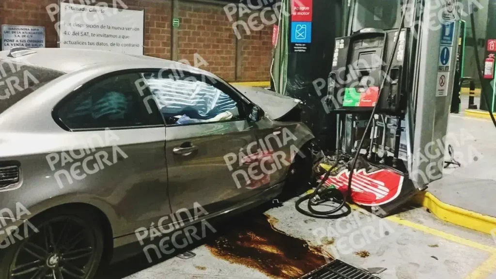 Pareja abandona BMW tras estrellarse contra gasolinera en la Vía Atlixcáyotl