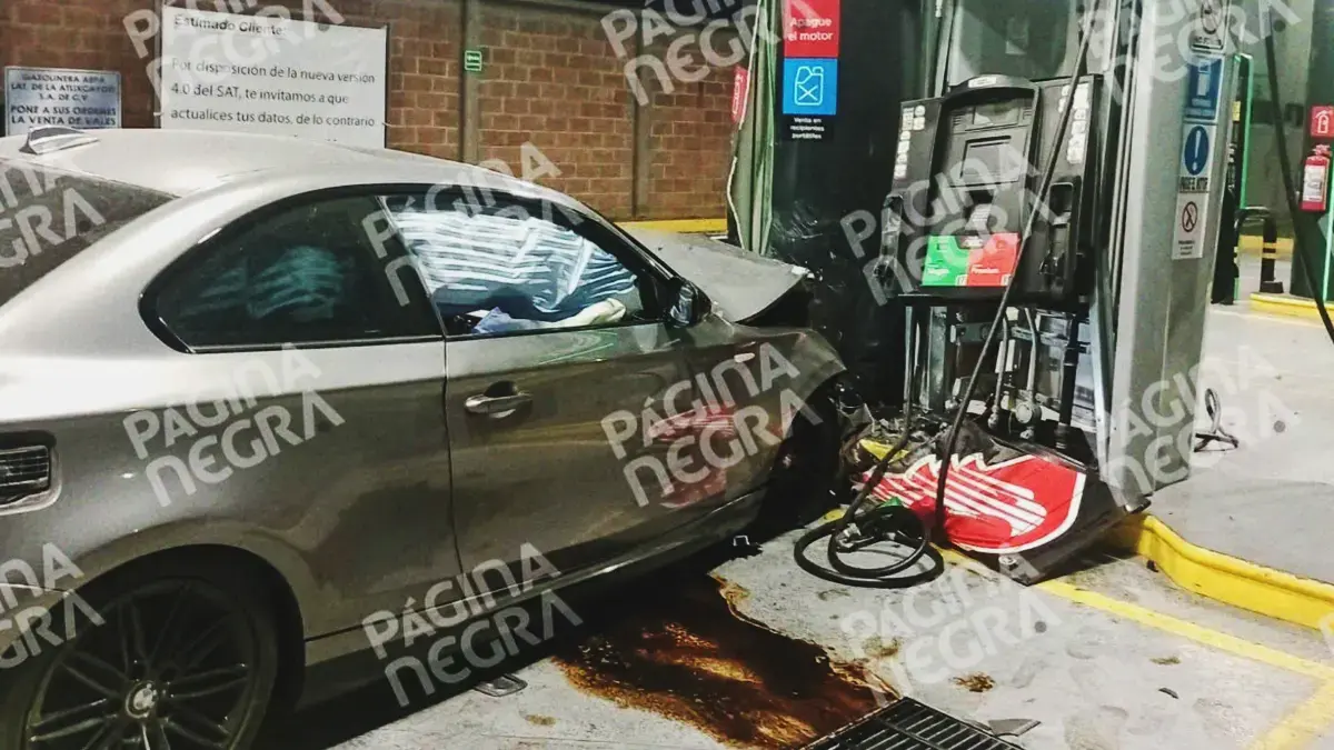 Pareja abandona BMW tras estrellarse contra gasolinera en la Vía Atlixcáyotl