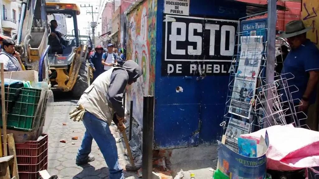 Ayuntamiento de Puebla retira siete casetas de periódicos en el Centro Histórico