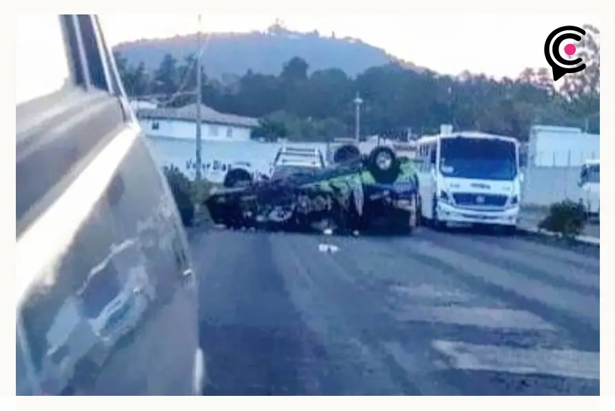 Choque y volcadura de patrulla deja policía herido en bulevar Vicente Suárez.