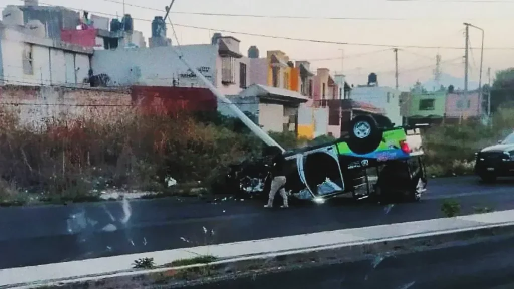 Choque y volcadura de patrulla deja policía herido en bulevar Vicente Suárez.