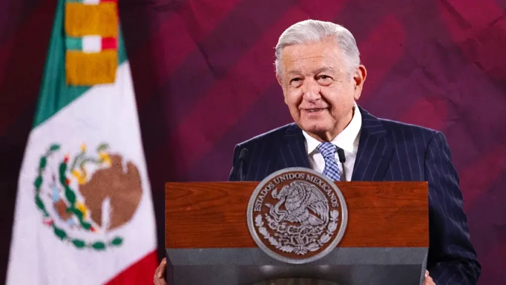 AMLO anuncia aumento salarial para maestros y trabajadores de la educación.