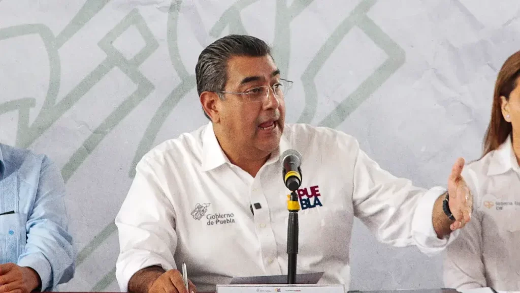 Sergio Salomón Céspedes promete rehabilitación de la carretera de Amozoc