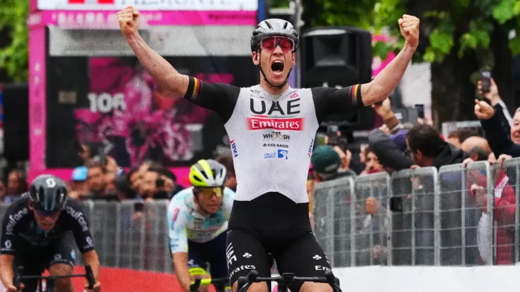 Ackermann gana etapa 11 del Giro de Italia, marcada por las caídas.