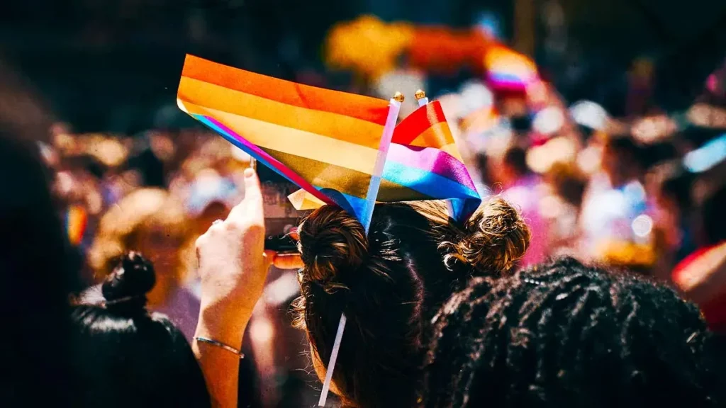 ¿Por qué se conmemora el Día Internacional contra la Homofobia, la Transfobia y la Bifobia?