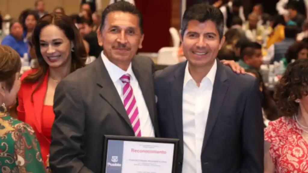 Ayuntamiento de Puebla reconoce labor de maestras y maestros