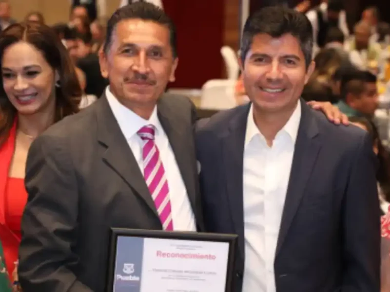 Ayuntamiento de Puebla reconoce labor de maestras y maestros