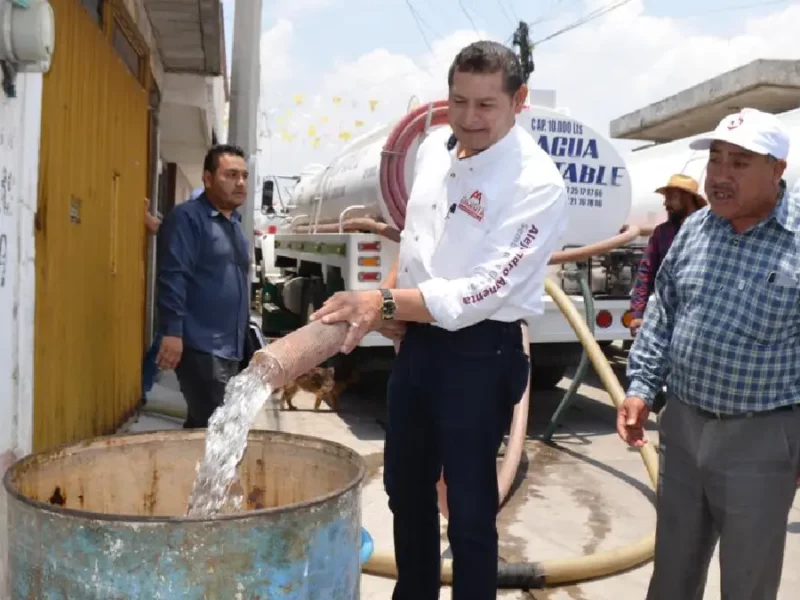 Armenta cumple y mantiene su compromiso de apoyar con pipas de agua a colonias de Puebla