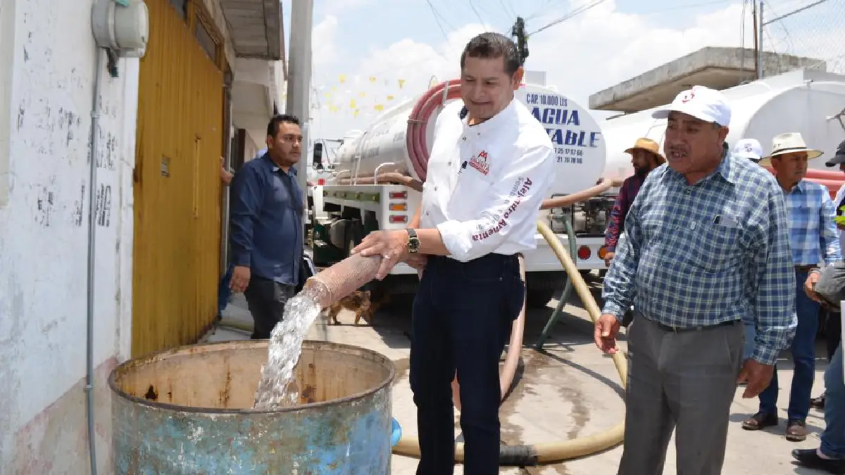 Armenta cumple y mantiene su compromiso de apoyar con pipas de agua a colonias de Puebla