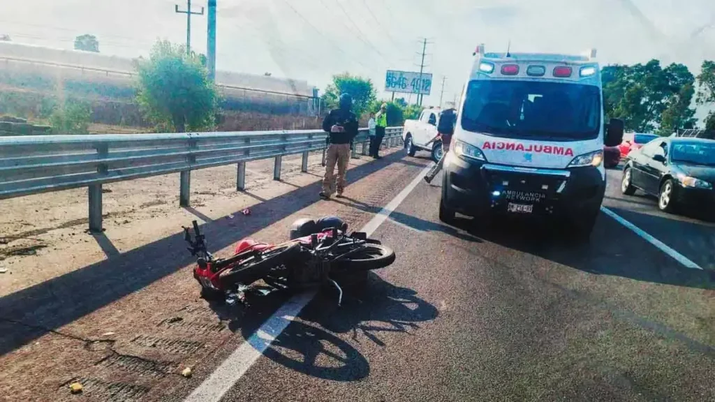 Derrape de motocicleta deja un muerto y un herido en la autopista México-Puebla