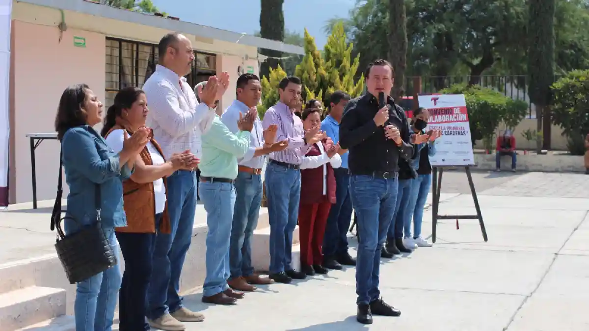 Nacho Mier firma convenio de colaboración para construcción de techumbre en primaria Lázaro Cárdenas