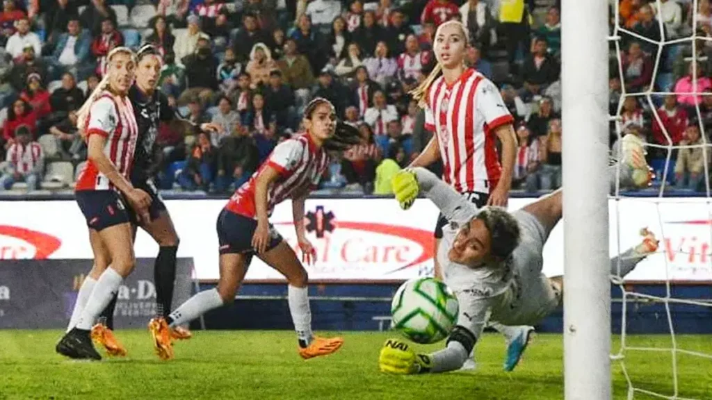 Pachuca y Chivas empatan 3-3 en los cuartos de ida en la Liga MX Femenil.