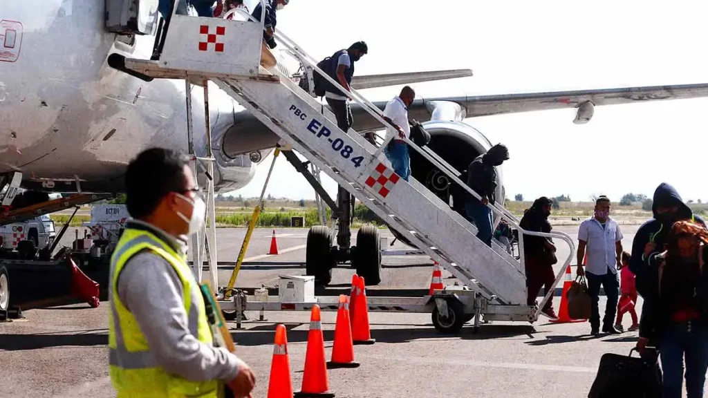 AICM reanuda vuelos tras caída de ceniza del volcán Popocatépetl
