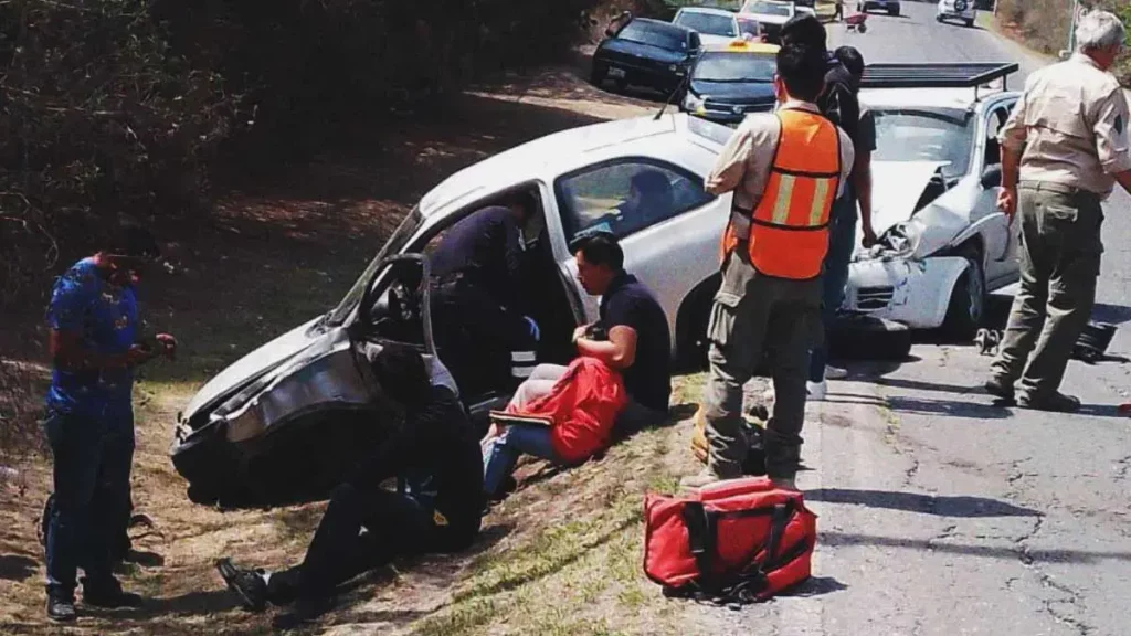 Camioneta de valores embiste dos autos cerca de Africam Safari